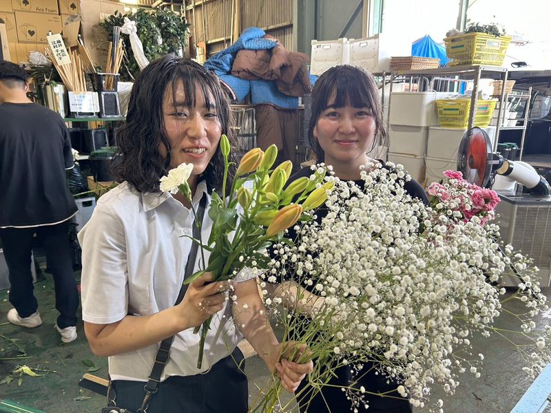 セレモニーで使う花を扱う花屋の店舗スタッフ