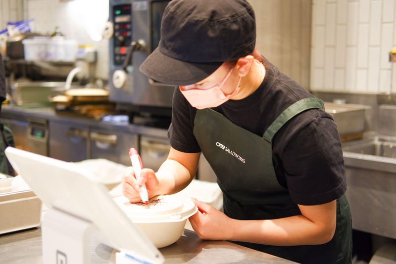 クリスプサラダワークス 新宿南口店のアルバイト・バイト求人情報-04