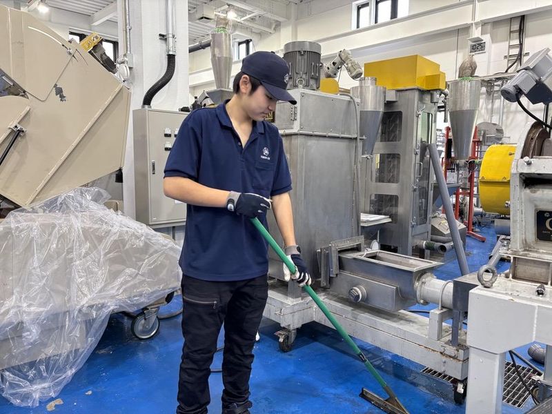 サンプルテストの機械補助スタッフ