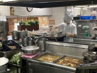 千葉大学病院敷地内の社員食堂で調理業務