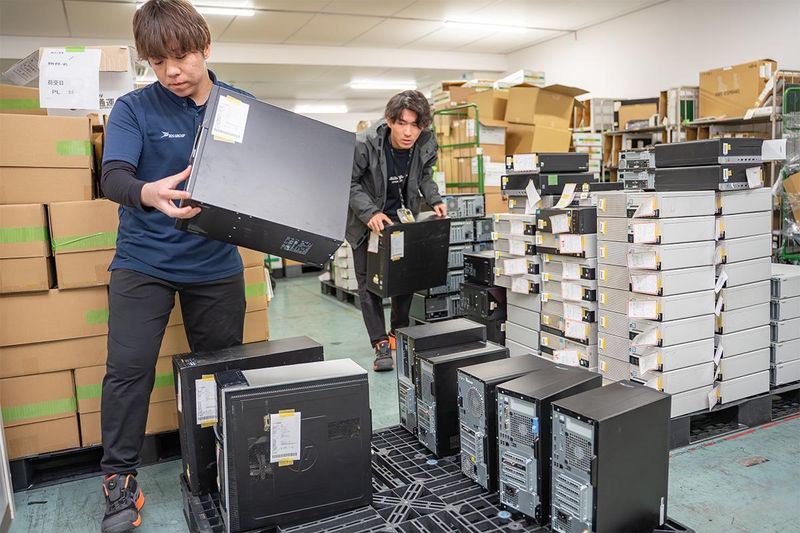 中古OA機器の検査スタッフ