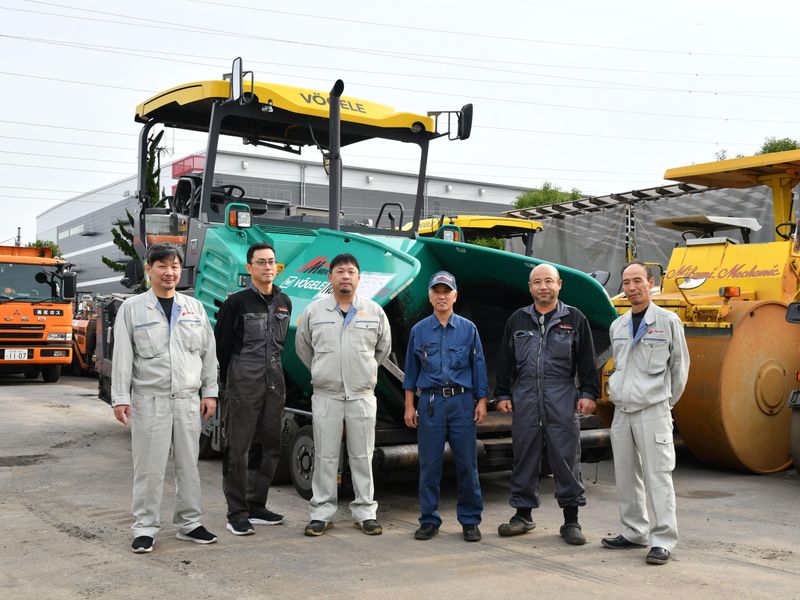 道路工事の重機オペレーター