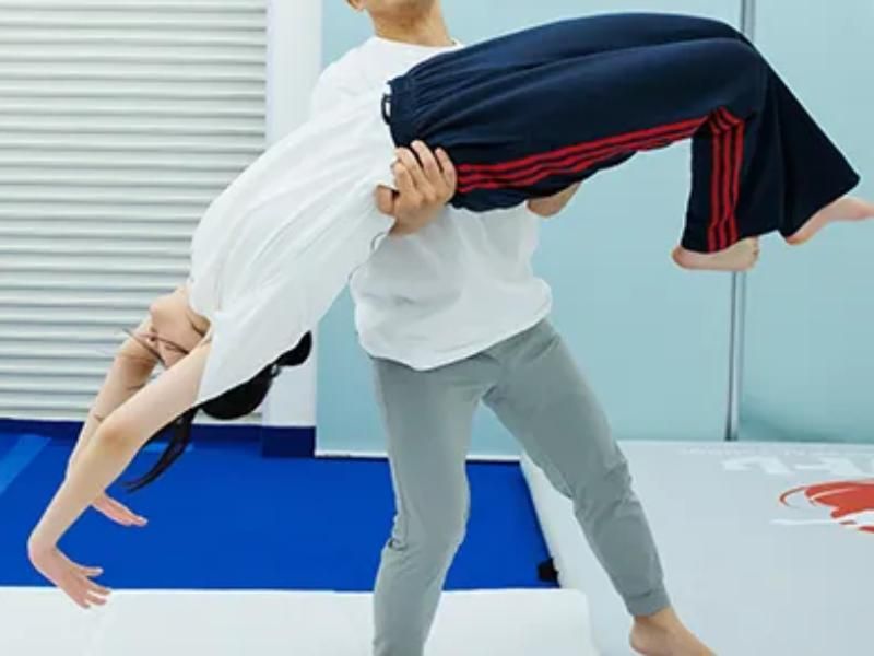 株式会社GYMNA_バク転パーソナル_神戸三宮店の派遣求人情報