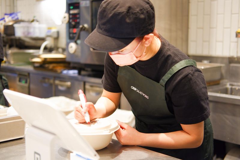 クリスプサラダワークス丸ビル店のアルバイト・バイト求人情報-05