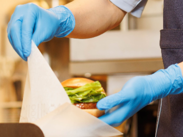 モスバーガーのフロア、キッチンスタッフ