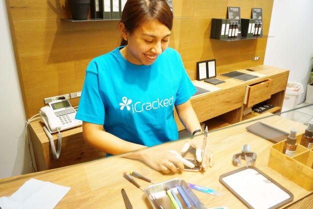 iCracked Store グランフロント大阪のアルバイト・バイト求人情報-03