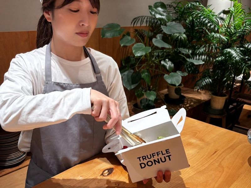 TRUFFLE DONUT 東京国立店(トリュフドーナツ)のアルバイト・バイト求人情報-03