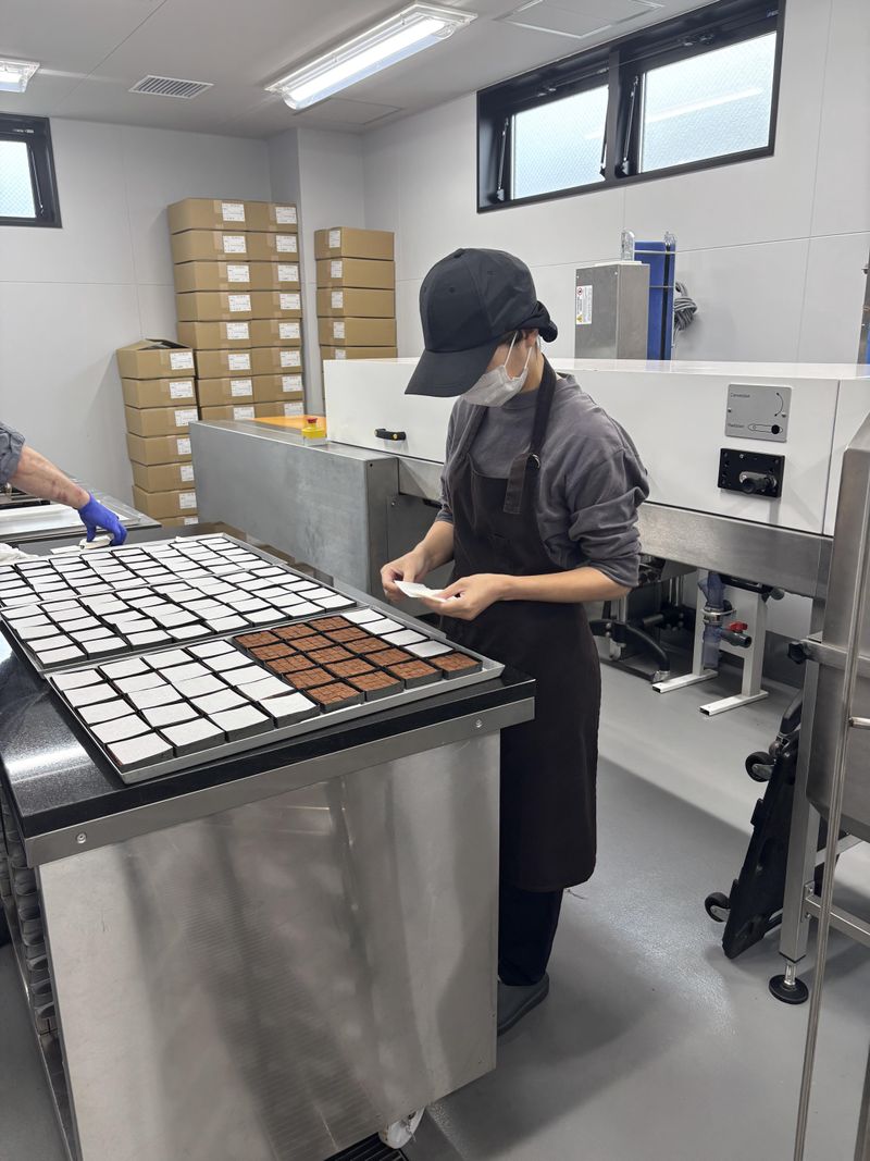 カラティールラボ店　チョコレート工場のアルバイト・バイト求人情報-02