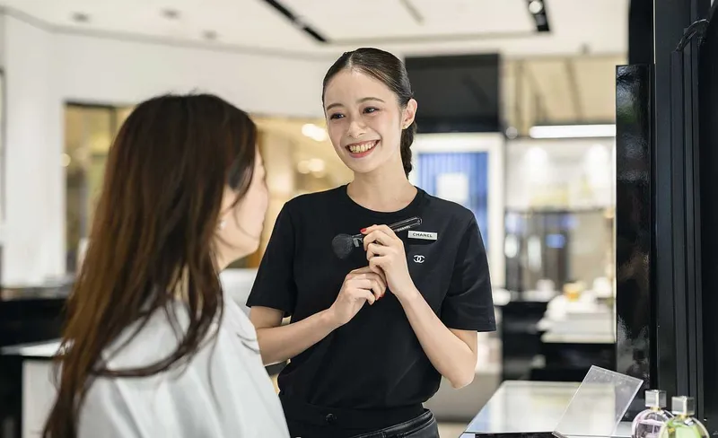 海外美容部員貸与非売品chanel uniform シャネル】美容部員 / 接客・販売経験歓迎賞与年3回・ノルマ無し