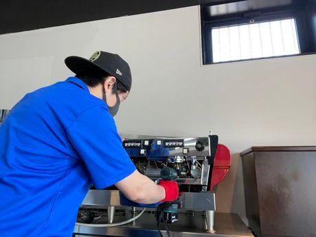 中古厨房機器の買取・販売スタッフ