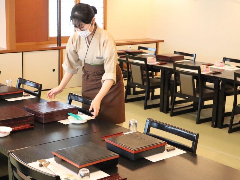 割烹音羽鮨　新伊丹店のアルバイト・バイト求人情報-02
