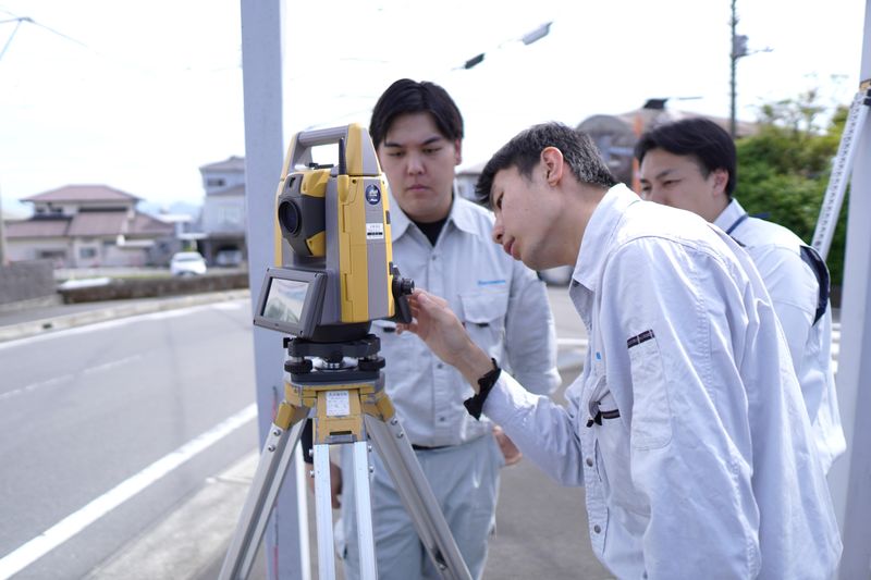 最新GNSS・測量機器を操る実地体験/チームで挑む図化