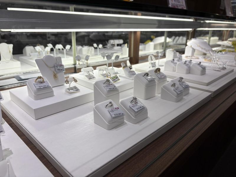 ジュエリー伊藤　ヒルズウォーク徳重ガーデンズ店のアルバイト・バイト求人情報-09