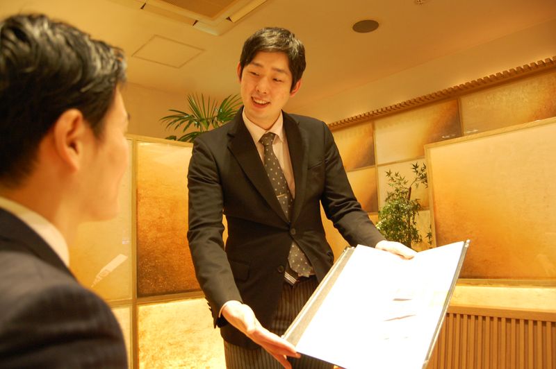 “一流の立ち居振る舞い”が学べる!店舗での接客サービス体験!