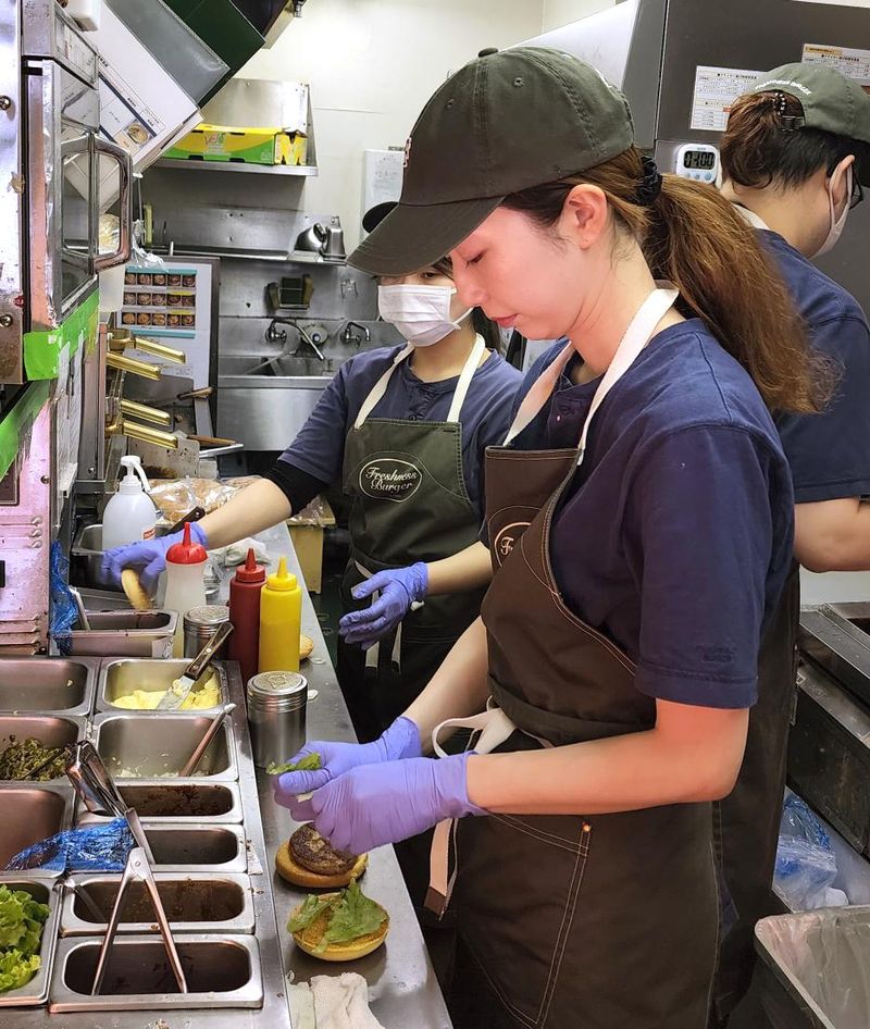 フレッシュネスバーガー代々木八幡店のアルバイト・バイト求人情報-03