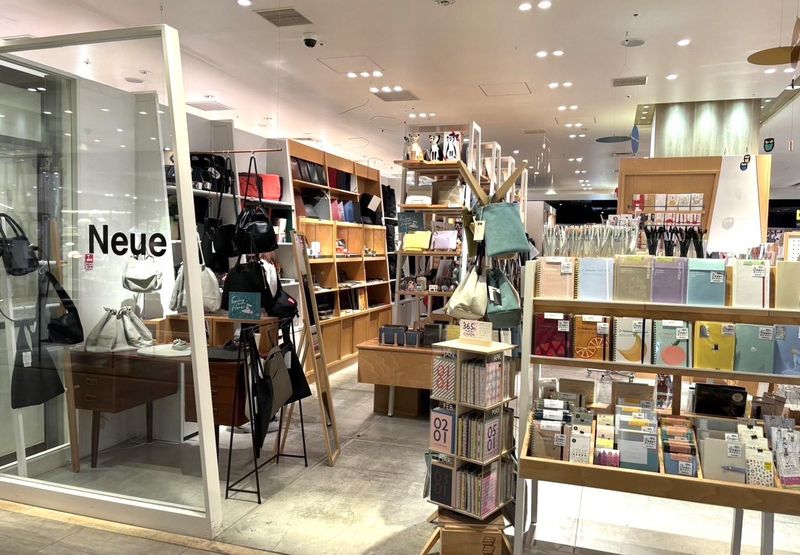 Neue　タカシマヤゲートタワーモール店のアルバイト・バイト求人情報-03
