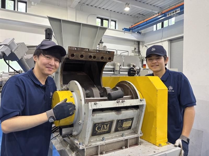 サンプルテストの機械補助スタッフ