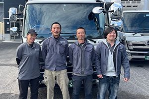 4tトラックでの配送スタッフ