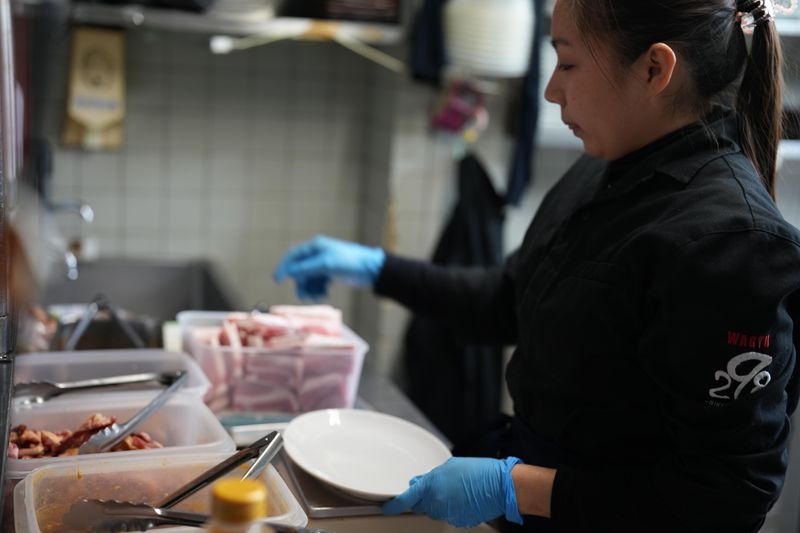 特選和牛焼肉食べ放題298PREMIUM　難波店のアルバイト・バイト求人情報-01