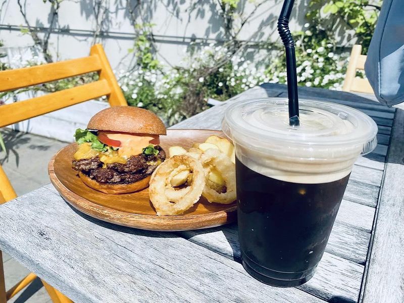 HENRY'S BURGER JIYUGAOKAのアルバイト・バイト求人情報-01