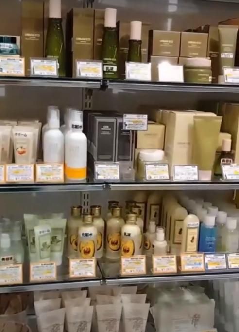 韓国コスメの販売STAFF
