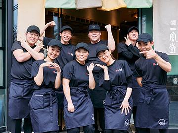 ラーメンバイト やる気にあふれたラーメン屋の新人アルバイトの無料の写真素材 - ID