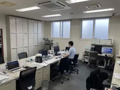 北海道 千歳市/恵庭市 近郊配送 オフィスコム スチールデスク ブラウン 店頭でのお受渡し大歓迎② 送料無料】 オフィスデスク 平机 幅800×奥行600×高さ700mm 配線