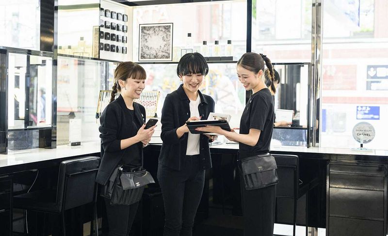 シャネル】美容部員 / 接客・販売経験歓迎賞与年3回・ノルマ無し