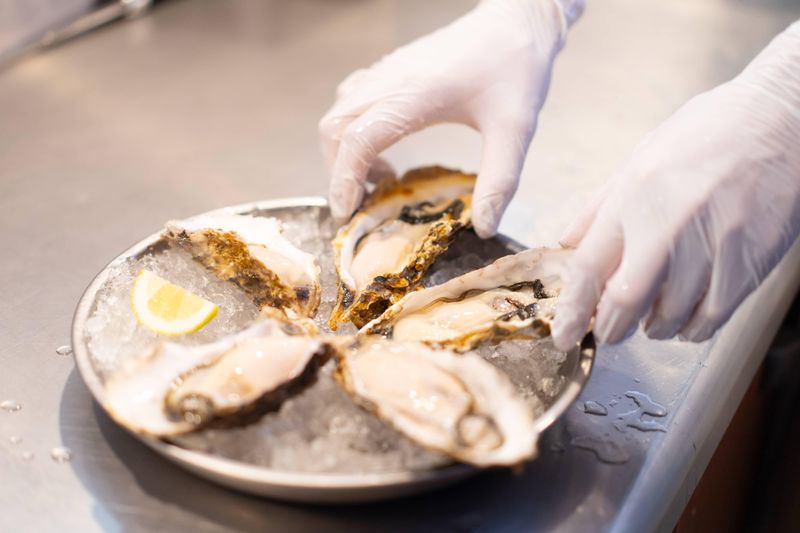 8TH SEA OYSTER Bar 横浜モアーズ店のアルバイト・バイト求人情報-05