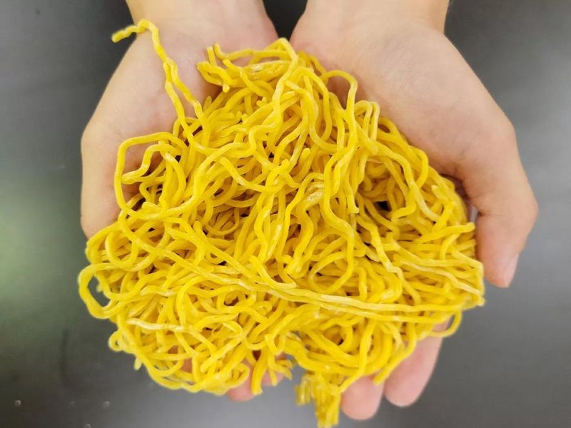 ラーメンの製麺スタッフ